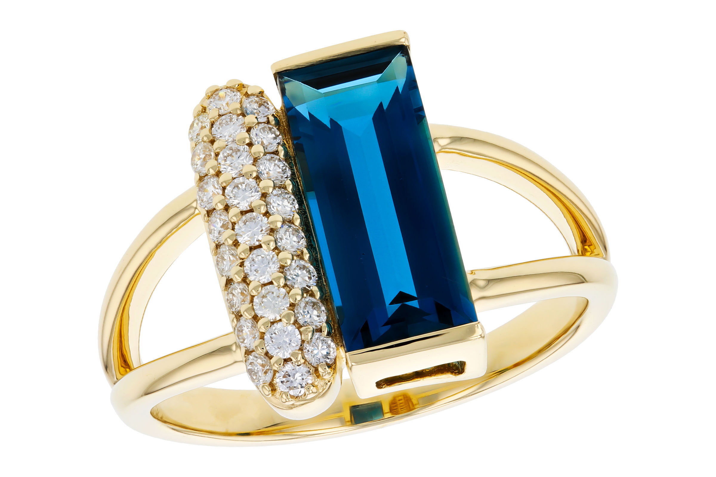 G303-11299: LDS RG 2.67 LONDON BLUE TOPAZ 2.92 TGW (12x5MM BT)