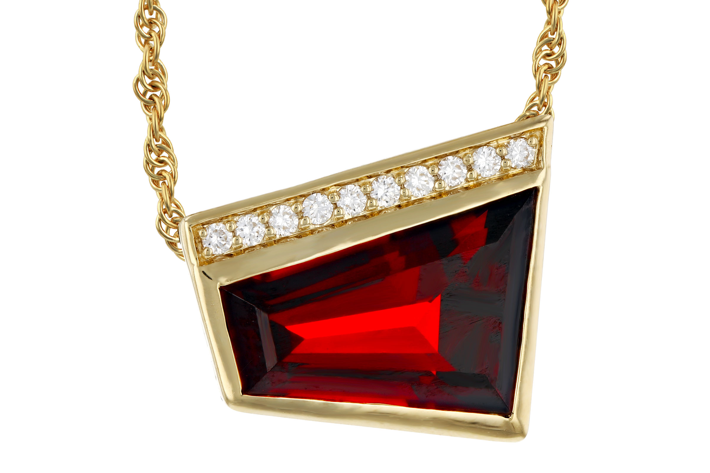 L303-11335: NECKLACE 3.92 GARNET 4.00 TGW